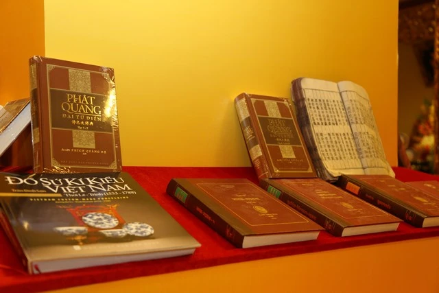 Khai mạc triển lãm “Đặc trưng văn hóa Phật giáo VN” ảnh 7 a trien lam 8.jpg