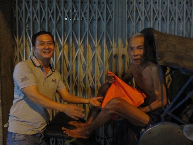 Đêm Sài Gòn, Phật tử trẻ tặng quà người nghèo ảnh 1 a BCYT.jpg