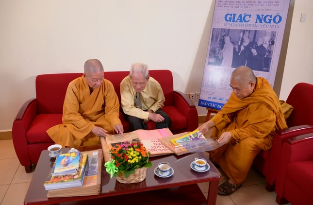 anh 3, cu si Tong Ho Cam.jpg