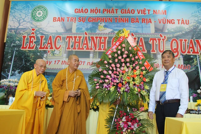 ong bui thanh nghia tang hoa chuc mung.JPG