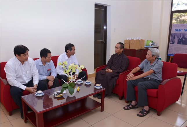 BanTon giao TPHCM chuc Tet BGN (1).JPG