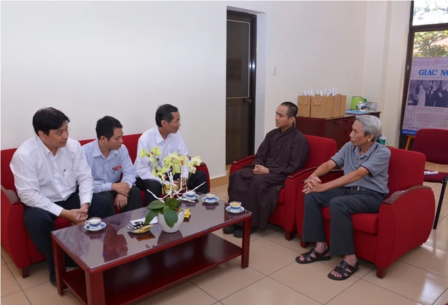 BanTon giao TPHCM chuc Tet BGN (1).JPG