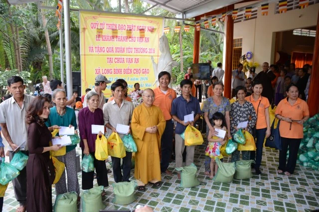 Quỹ Đạo Phật Ngày Nay tặng quà Tết, khám bệnh... ảnh 2 dpnn 2.jpg