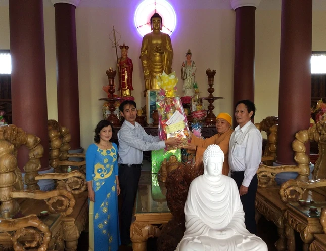 _C L_u Duy Khanh, PCT.UBMTTQ t_nh t_ng qu_ cho BTSGHPG t_nh Kon Tum.JPG