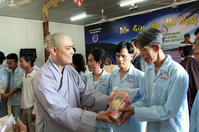 Phật tử sẻ chia tới bệnh nhân Bệnh viện Nhân Ái ảnh 1 a giaoluu.jpg