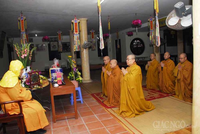 Hòa thượng Chủ tịch HĐTS đảnh lễ Đức Pháp chủ ảnh 1 002.jpg