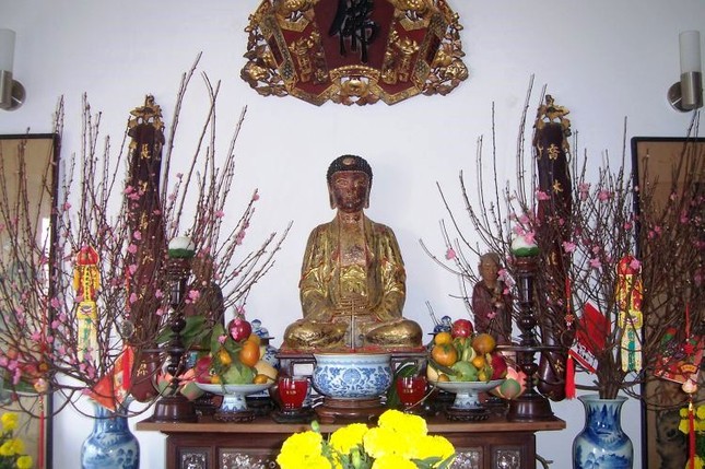 Những điều cần biết về lễ cúng giao thừa và lệ "xông đất" ảnh 2 ban-tho-to-tien-ngay-tet.jpg