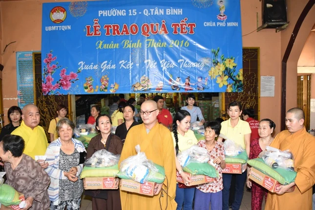 Trao qua Tet 3.JPG