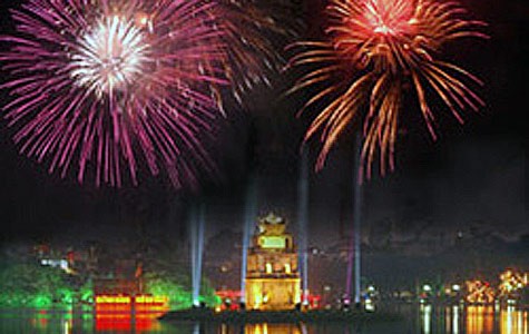 Ở vị trí này, bạn sẽ thấy tháp Rùa hiện lên lung linh, huyền ảo bên cạnh những màn pháo hoa rực rỡ và tráng lệ Mô tả ảnh.