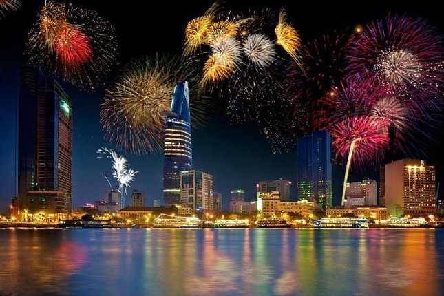 Sài Gòn hoa lệ lung linh hơn bao giờ hết nhờ những màn pháo hoa rợp trời đầy màu sắc Mô tả ảnh.