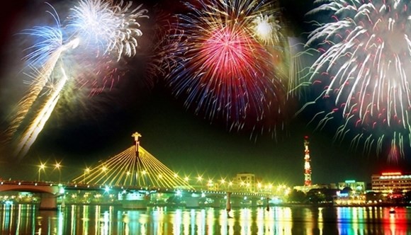 Những màn pháo hoa rực rỡ bên sông Hàn luôn là điều người dân Đà Nẵng trông ngóng hàng năm Mô tả ảnh.