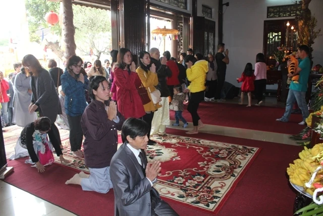 Phật tử cố đô Huế đi chùa lễ Phật đầu năm ảnh 6