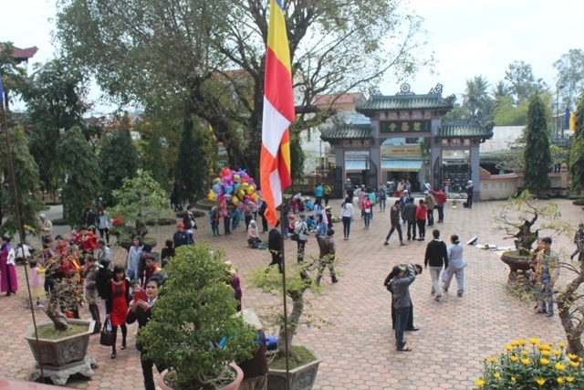 Phật tử cố đô Huế đi chùa lễ Phật đầu năm ảnh 1