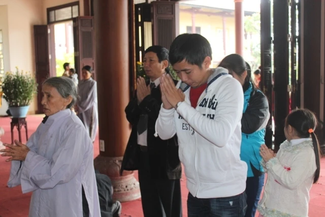 Phật tử cố đô Huế đi chùa lễ Phật đầu năm ảnh 3