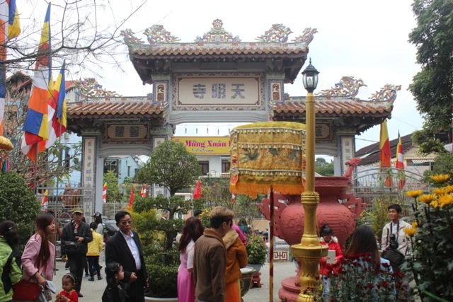 Phật tử cố đô Huế đi chùa lễ Phật đầu năm ảnh 4