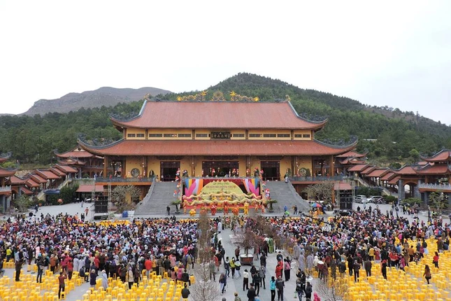 Quảng Ninh: Chùa Ba Vàng tưng bừng khai hội ảnh 1 bavang 1.jpg