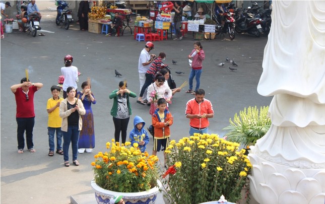 Đầu năm, người trẻ rủ nhau đi 10 chùa ảnh 2 2hh.jpg