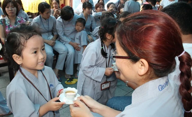 Phatgiao-org-vn-Khoa-tu-GHTT-ky-41-Con-yeu-ba-con-yeu-me-13.jpg