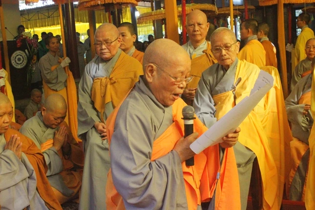 Nhập tháp kim quan cố NT.Thích nữ Chơn Viên ảnh 3 _nh 10. Ni Tr__ng Th_ch N_ Minh Nguy_n __c c_m ni_m.jpg