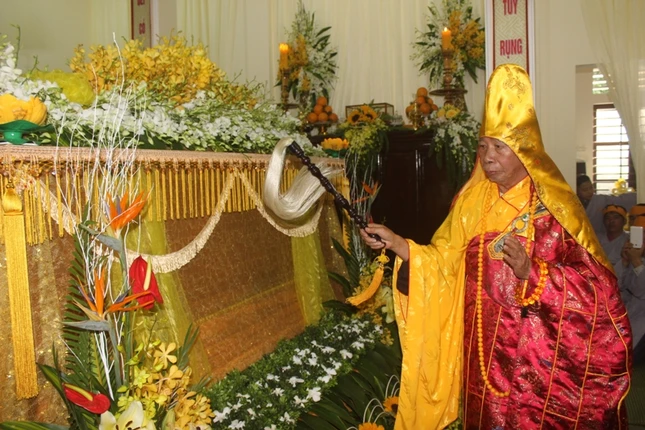 Nhập tháp kim quan cố NT.Thích nữ Chơn Viên ảnh 4 anh1. HT. Th_ch L__ng Ph__ng.jpg