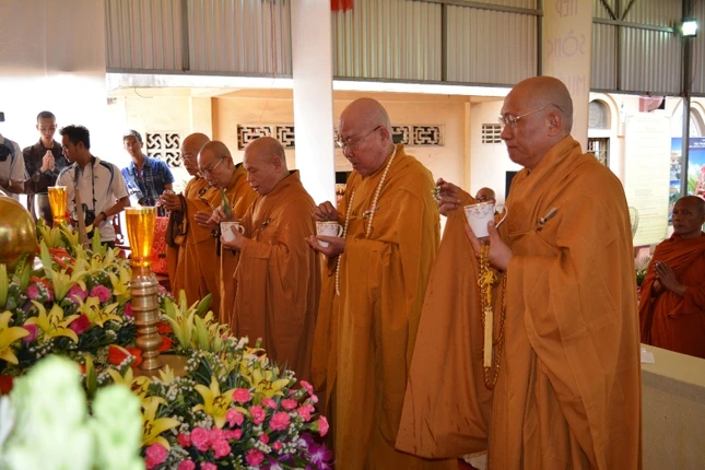 Cà Mau: Đặt đá xây dựng chánh điện VP BTS PG tỉnh ảnh 2 camau14.JPG