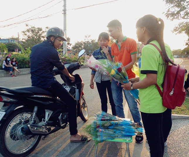 tinh nguyen vien clb Tia Sang Xanh ban hoa tai lang dai hoc Thu Duc.jpg