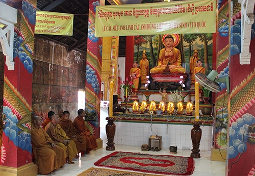 nguoi-viet-khap-the-gioi-cau-sieu-cho-cac-liet-si-gac-ma