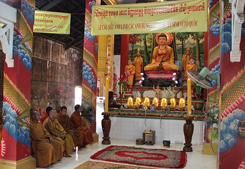 nguoi-viet-khap-the-gioi-cau-sieu-cho-cac-liet-si-gac-ma