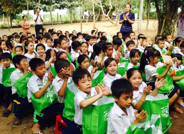 Trao quà đến học sinh, khánh thành phòng học mới ảnh 2 image.jpg