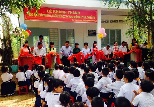 Trao quà đến học sinh, khánh thành phòng học mới ảnh 1 image1.jpg
