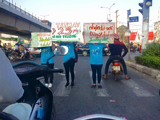 Bạn trẻ Sài Gòn hưởng ứng Giờ Trái đất ảnh 3 ẢNH 3.1.jpg