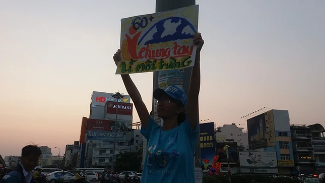 Bạn trẻ Sài Gòn hưởng ứng Giờ Trái đất ảnh 4 ẢNH 3.2.jpg