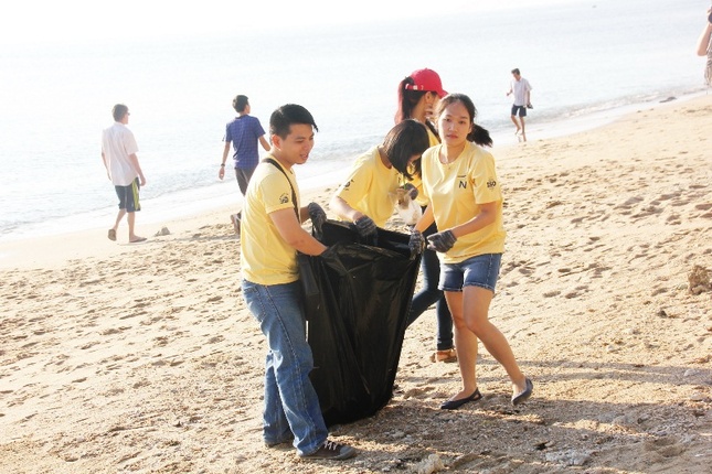 cac ban thu gom rac bien.jpg