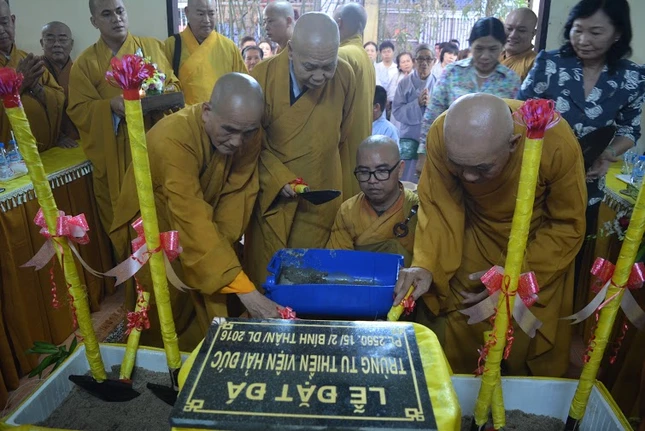 TP.HCM: Lễ đặt đá trùng tu thiền viện Hải Đức ảnh 3 chua hd 1.jpg