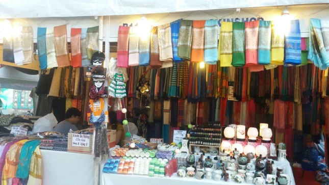 anh 2 gian hang gioi thieu va ban vai may trang phuc Thai Lan.jpg