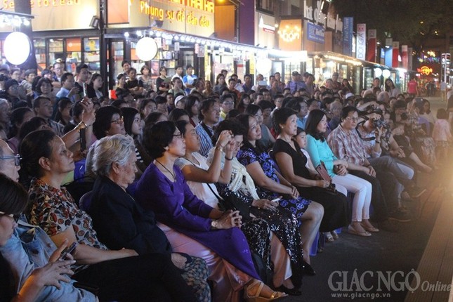 Đêm nhạc Trịnh trên đường phố Sài Gòn ảnh 3 6nt.jpg