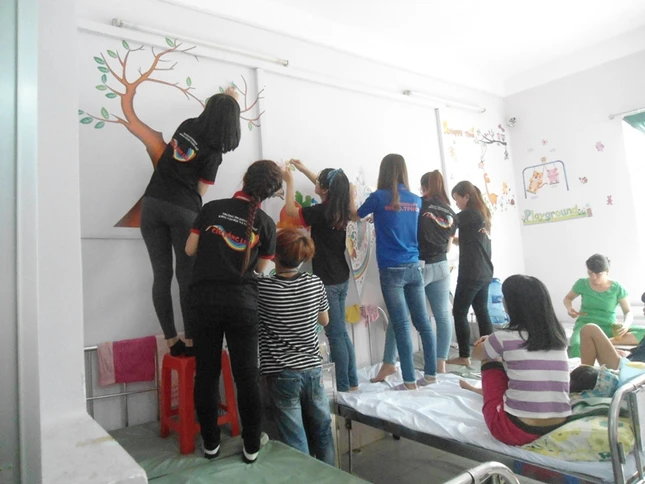 Anh 2 Cac ban tinh nguyen vien trang tri cac phong benh cua cac em.JPG