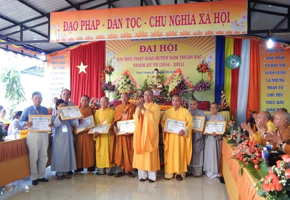 Phật giáo huyện Hàm Thuận Bắc tổ chức đại hội ảnh 2 8- Trao bang tuyen duong cong duc.jpg