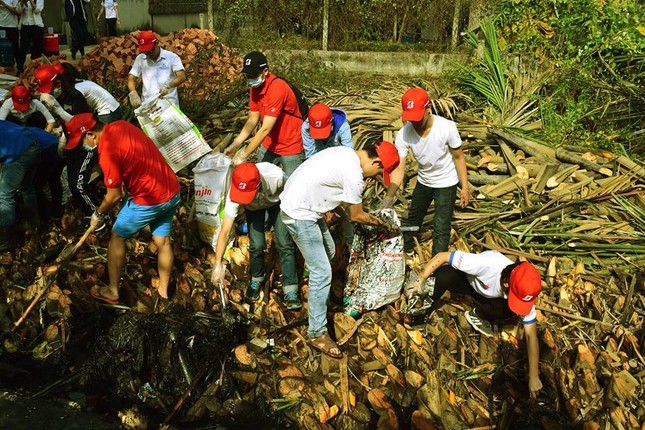 Bạn trẻ hưởng ứng "giữ hồ sông xanh" ảnh 2 ngaytraidat3.jpg