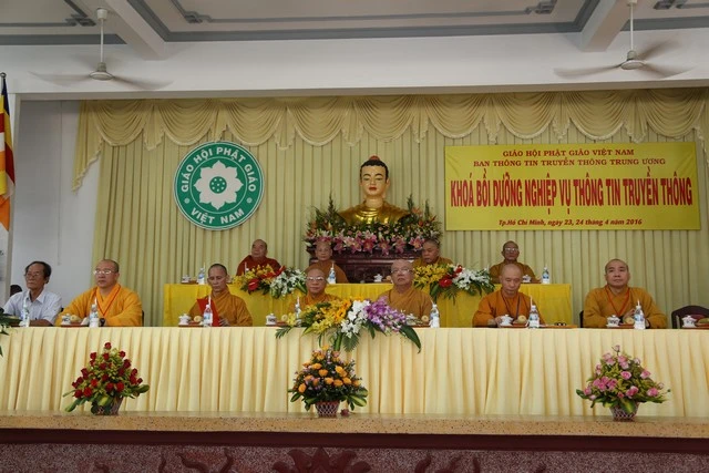 Ban TT-TT T.Ư trao chứng chỉ bồi dưỡng cho học viên ảnh 1 a tttt 1.jpg