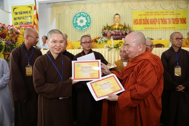 Ban TT-TT T.Ư trao chứng chỉ bồi dưỡng cho học viên ảnh 11 a tttt 11.jpg