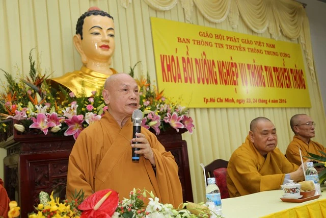 Ban TT-TT T.Ư trao chứng chỉ bồi dưỡng cho học viên ảnh 3 a tttt 3.jpg