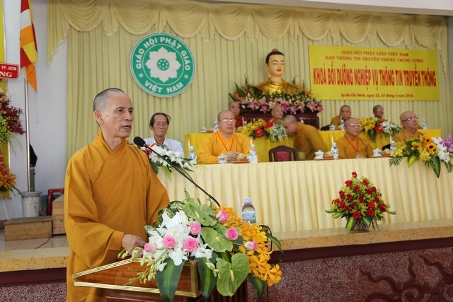 Ban TT-TT T.Ư trao chứng chỉ bồi dưỡng cho học viên ảnh 5 a tttt 4.jpg