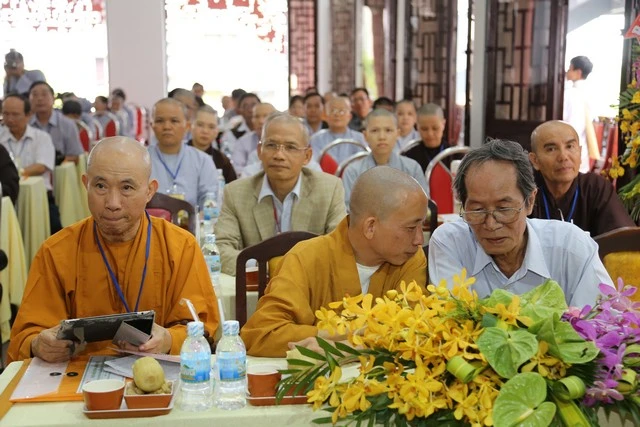 Ban TT-TT T.Ư trao chứng chỉ bồi dưỡng cho học viên ảnh 7 a tttt 7.jpg