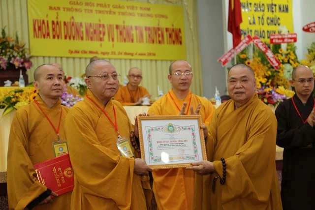 Ban TT-TT T.Ư trao chứng chỉ bồi dưỡng cho học viên ảnh 8 a tttt 8.jpg