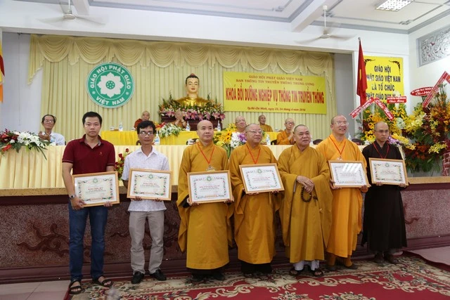 Ban TT-TT T.Ư trao chứng chỉ bồi dưỡng cho học viên ảnh 9 a tttt 9.jpg