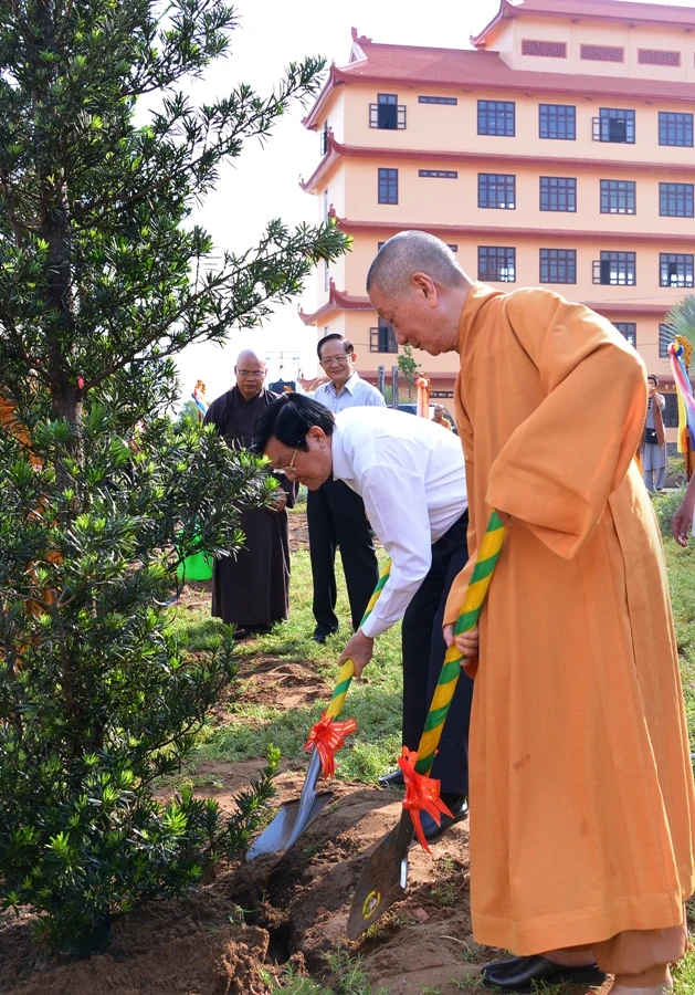 Ong truong Tan Sang tham HVPG (7).JPG