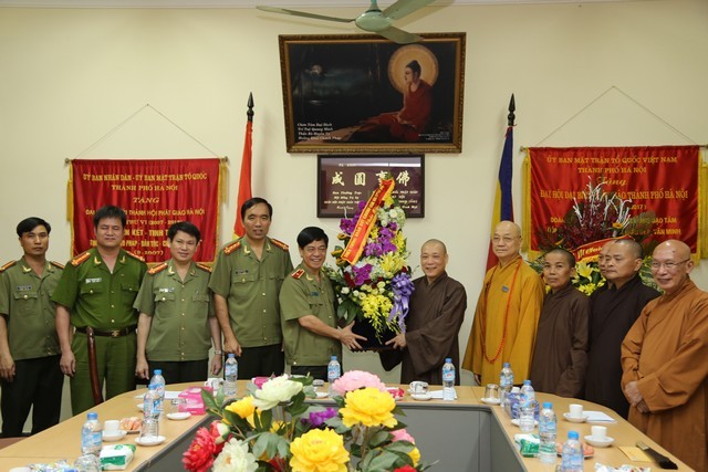 Hà Nội: Công an Thủ đô chúc mừng Phật đản PL.2560 ảnh 1 a hnoi 1.jpg