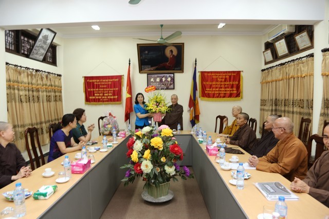 Hội LHPN TP.Hà Nội chúc mừng Phật đản ảnh 2 a hnoi 6.jpg