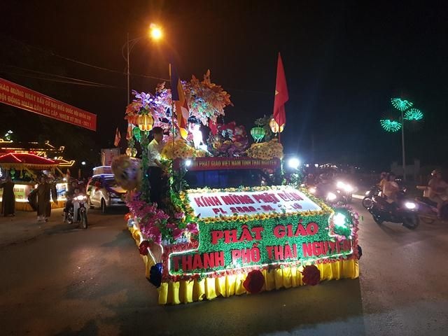 Thái Nguyên: Diễu hành xe hoa kính mừng Phật đản ảnh 2 a thnguyen 4.jpg